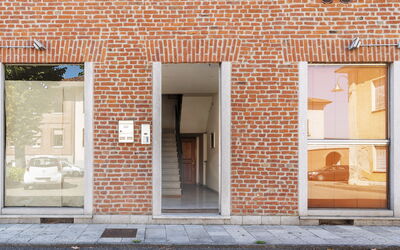 Magia & Miracoli Suite Apartments: Ventana, Edificio, Puerta, Madera, Enladrillado, Naranja, Arquitectura, Diseño De Interiores, Superficie De La Carretera, Ladrillo