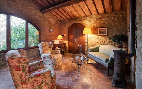 Borgo Al Castello: Mueble, Edificio, Sofá, Mesa, Diseño De Interiores, Sala, Madera, Piso, Suelo, Marco