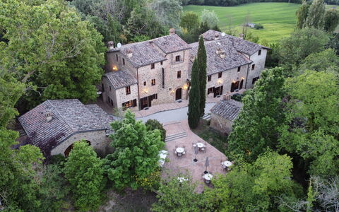 Borgo Al Castello: Edificio, Planta, Propiedad, Ventana, Árbol, Casa, El Terreno Del Lote, Arquitectura, Cabaña, Hierba