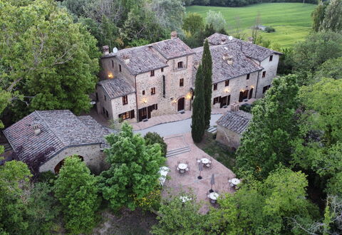 Borgo Al Castello: Edificio, Planta, Propiedad, Ventana, Árbol, Casa, El Terreno Del Lote, Arquitectura, Cabaña, Hierba