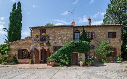 Villa Pania: Cielo, Planta, Nube, Edificio, Ventana, Árbol, Casa, Cabaña, Puerta, Hierba