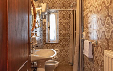 Villa Pania: Marrón, Propiedad, Arreglo De Tubería, Lavabo, Baño, Madera, Grifo, Espejo, Edificio, Diseño De Interiores