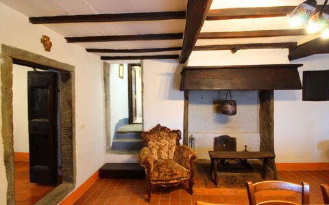 La Casa nel Borgo: Mueble, Propiedad, Sofá, Edificio, Madera, Mesa, Sala, Suelo, Piso, Silla