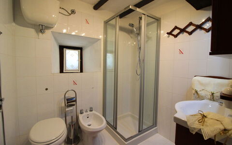 La Casa nel Borgo: Arreglo De Tubería, Espejo, Propiedad, Grifo, Baño, Lavabo, Alcachofa De La Ducha, Púrpura, Diseño De Interiores