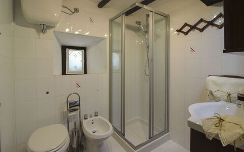 La Casa nel Borgo: Arreglo De Tubería, Piso, Suelo, Diseño De Interiores, Madera, Lavabo, Lavabo Del Baño, Baño, Habitación, Grifo