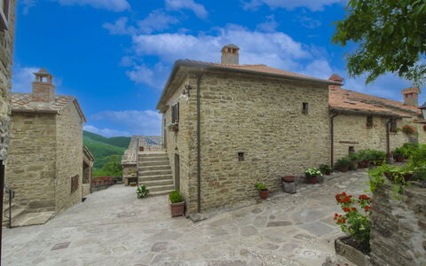 La Casa nel Borgo: Colina, Piscina, Cordillera, Mueble Para Exteriores, Eco Hotel, Losa, Recurso, Cresta, Paisajismo, Zona Tropical