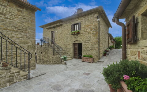 La Casa nel Borgo: Colina, Piscina, Cordillera, Mueble Para Exteriores, Eco Hotel, Losa, Recurso, Cresta, Paisajismo, Zona Tropical