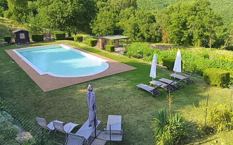 La Casa nel Borgo: Colina, Piscina, Cordillera, Mueble Para Exteriores, Eco Hotel, Losa, Recurso, Cresta, Paisajismo, Zona Tropical