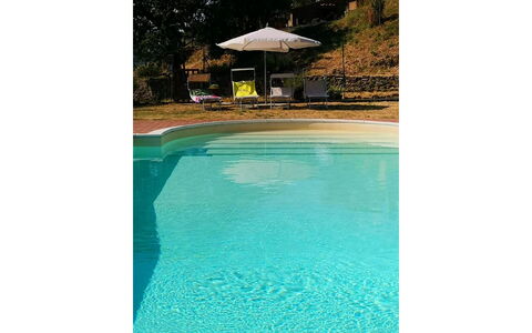 La Casa nel Borgo: Agua, Azur, Rectángulo, Paraguas, Piscina, Edificio, Sombra, Mueble Para Exteriores, Ocio, Tintes Y Sombras