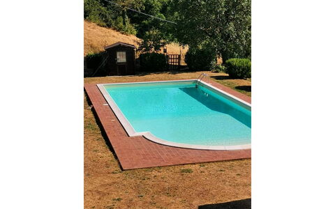 La Casa nel Borgo: Agua, Mueble, Piscina, Edificio, Mesa, Sombra, Mueble Para Exteriores, Rectángulo, Árbol, Madera