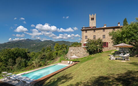 San Tommaso: Cielo, Nube, Planta, Edificio, Propiedad, Agua, Azur, Paisaje Natural, Árbol, Piscina