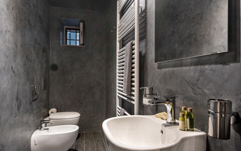 San Tommaso: Marrón, Grifo, Espejo, Arreglo De Tubería, Lavabo, Lavabo Del Baño, Baño, Ventana, Púrpura