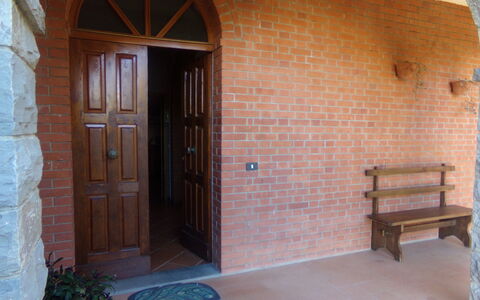 Il Campanile: Edificio, Planta, Puerta, Madera, Banco Al Aire Libre, Enladrillado, Casa, Manchas De Madera, Diseño De Interiores