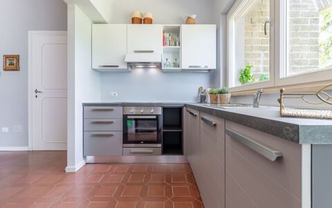 Villa Elpidio: Mostrador, Gabinetes, Mueble, Propiedad, Edificio, Cocina, Fregadero, Estufa De Cocina, Lavabo, Madera