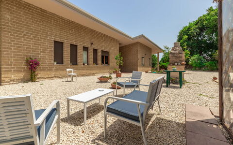 Villa Elpidio: Planta, Propiedad, Cielo, Mueble, Edificio, Sombra, Árbol, Mueble Para Exteriores, Barrio Residencial, Espacio Publico