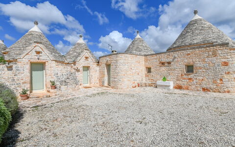 Trullo Ulivo: Nube, Cielo, Planta, Edificio, Ventana, Paisaje, Casa, Hierba, Fachada, Pared De Piedra