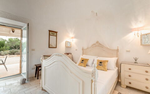 Trullo Ulivo: Mueble, Edificio, Comodidad, Madera, Textil, Encendiendo, Diseño De Interiores, Suelo, Marco De La Cama, Planta