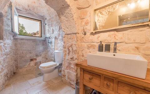 Trullo Ulivo: Marrón, Espejo, Propiedad, Grifo, Arreglo De Tubería, Mueble De Baño, Lavabo, Baño, Lavabo Del Baño, Edificio