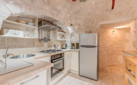 Trullo Ulivo: Gabinetes, Propiedad, Mostrador, Mueble, Lavabo, Edificio, Madera, Cocina, Grifo, Encendiendo