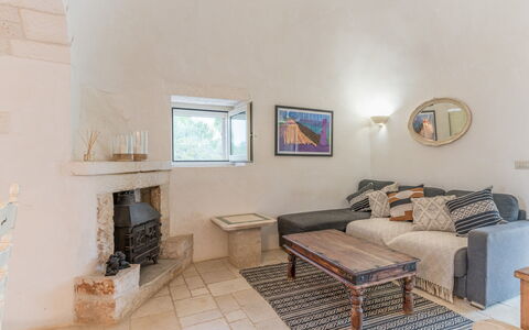 Trullo Ulivo: Marco, Propiedad, Edificio, Mesa, Madera, Sofá, Sala, Diseño De Interiores, Piso, Comodidad