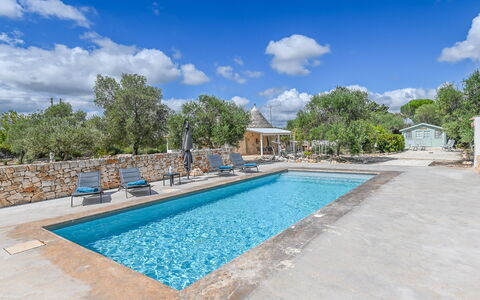 Trullo Ulivo: Agua, Nube, Cielo, Piscina, Planta, Azur, Árbol, Cuerpo De Agua, Edificio, Material Compuesto