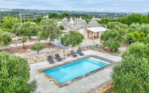 Trullo Ulivo: Agua, Cielo, Planta, Propiedad, Nube, Edificio, Piscina, Azur, Naturaleza, Árbol