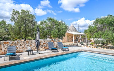 Trullo Ulivo: Agua, Nube, Planta, Cielo, Propiedad, Mueble, Piscina, Azul, Azur, Árbol