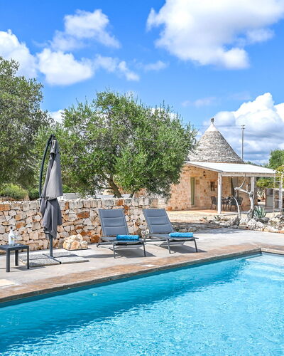 Trullo Ulivo: Agua, Nube, Planta, Cielo, Propiedad, Mueble, Piscina, Azul, Azur, Árbol