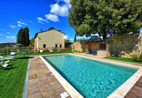 Montauto: Agua, Planta, Cielo, Nube, Propiedad, Piscina, Edificio, Naturaleza, Azur, Árbol