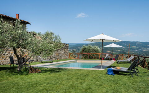 Casa San Piero: Agua, Cielo, Planta, Piscina, Sombra, Mueble Para Exteriores, Árbol, Paraguas, Ocio, Edificio