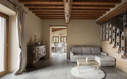 Casa San Piero: Ventana, Madera, Marco, Edificio, Diseño De Interiores, Suelo, Sala, Piso, Persiana De La Ventana, Silla