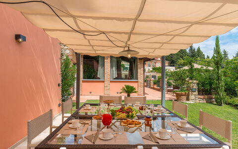 Villa Vico: Mesa, Planta, Edificio, Ventana, Sombra, Diseño De Interiores, Madera, Arquitectura, Comida, Mueble Para Exteriores