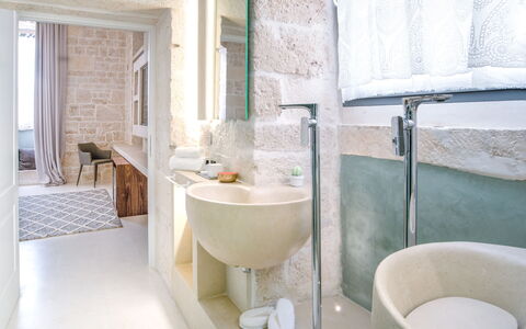 B&b Vico Bianco: Propiedad, Arreglo De Tubería, Grifo, Lavabo, Edificio, Diseño De Interiores, Lavabo Del Baño, Baño, Suelo, Pared