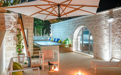 B&b Vico Bianco: Propiedad, Mesa, Diseño De Interiores, Madera, Arquitectura, Piso, Sala, Sombra, Suelo, Bienes Raíces
