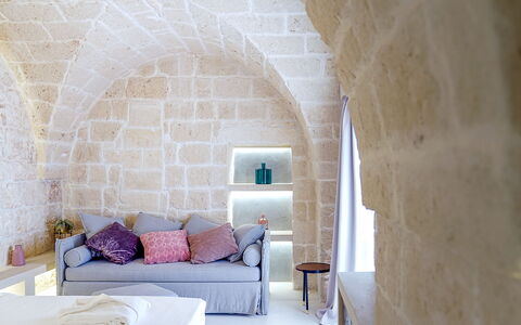 B&b Vico Bianco: Comodidad, Madera, Edificio, Arquitectura, Púrpura, Diseño De Interiores, Suelo, Piso, Marco De La Cama, Sala