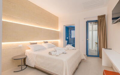 Ai Pescatori - Appartamenti Boutique: Mueble, Comodidad, Azur, Madera, Marco De La Cama, Ventana, Cama, Edificio, Sombra, Lámpara