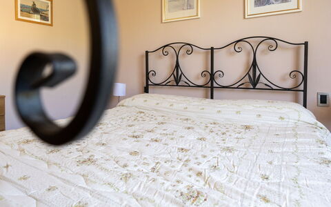 Villino Setteponti: Cama, Lecho, Habitación, Sábana, Linos, Diseño De Interiores, Mueble, Marco De La Cama, Habitación, Suelo
