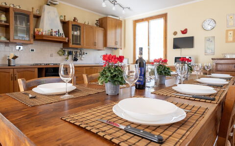 Villino Setteponti: Mueble, Mesa, Diseño De Interiores, Vajilla, Madera, Piso, Comedor, Cocina Y Comedor Mesa, Silla, Habitación
