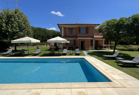 Villino Setteponti: Planta, Cielo, Propiedad, Agua, Piscina, Edificio, Azur, Sombra, Nube, Hierba