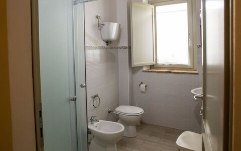 Villa Tavernacce: Propiedad, Arreglo De Tubería, Ventana, Edificio, Baño, Púrpura, Asiento Del Baño, Diseño De Interiores, Baño