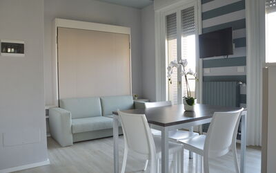 Pavia Tower: Mueble, Propiedad, Sofá, Mesa, Edificio, Silla, Madera, Persiana De La Ventana, Diseño De Interiores, Ventana