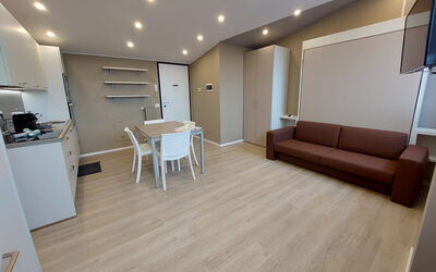 Pavia Tower 7: Edificio, Madera, Comodidad, Sala, Suelo, Piso, Casa, Salón, Mesa, Sofá