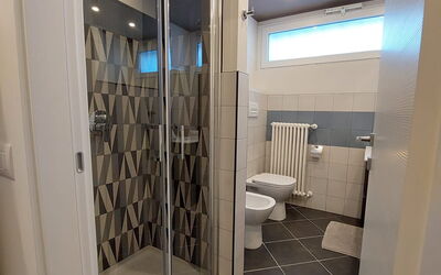 Pavia Tower 9: Arreglo De Tubería, Diseño De Interiores, Baño, Puerta De La Ducha, Suelo, Piso, Material Compuesto, Techo