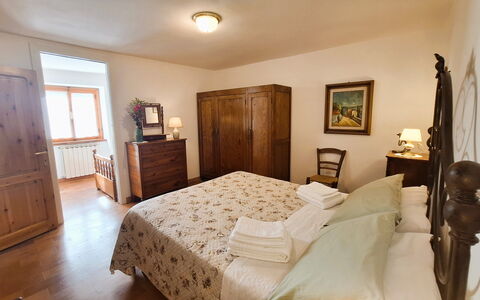 Villa Renaccio: Mueble, Cama, Habitación, Diseño De Interiores, Sábana, Piso, Madera, Lecho, Suelo, Habitación