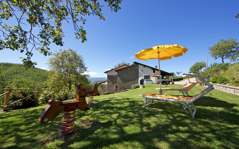 Villa Renaccio: Planta, Cielo, Propiedad, Árbol, El Terreno Del Lote, Sombra, Mueble Para Exteriores, Ocio, Paisaje Natural, Madera