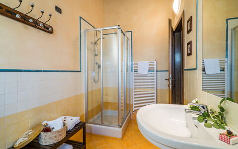 Villa i Colli: Arreglo De Tubería, Grifo, Puerta De La Ducha, Bañera, Alcachofa De La Ducha, Baño, Planta, Ducha, Edificio