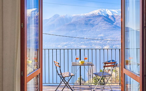 Bellano 16: Cielo, Mueble, Montaña, Ventana, Silla, Azur, Edificio, Madera, Diseño De Interiores, Pintar