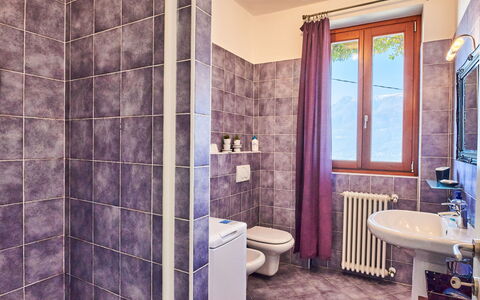 Bellano 16: Propiedad, Púrpura, Baño, Lavabo, Azul, Arreglo De Tubería, Madera, Diseño De Interiores, Edificio