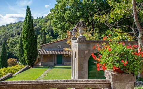 Villa Torreone: Planta, Edificio, Propiedad, Ventana, Cielo, Flor, Nube, Árbol, Vegetación, Cabaña