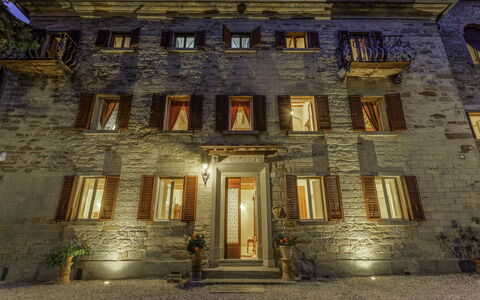 Villa Torreone: Ventana, Edificio, Puerta, Fachada, Simetría, Ciudad, La Arquitectura Medieval, Arco, Madera